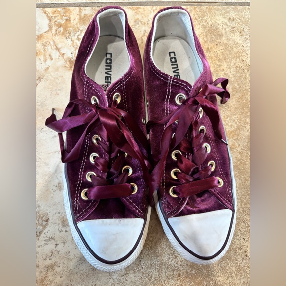 Converse Women’s Low-Top bold Sneakers in Burgundy - Picture 2 of 6